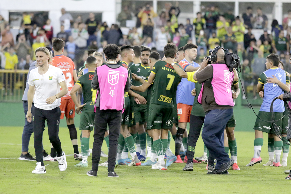 Los jugadores de Defensa se abrazan luego del partido para festejar la clasificación