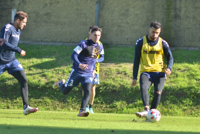 Pier Barrios lleva la pelota y atrás lo persigue Agustín Bindella
