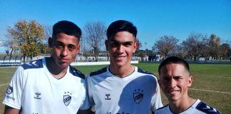 Los jugadores de Quilmes posan tras el triunfo en Divisiones Juveniles