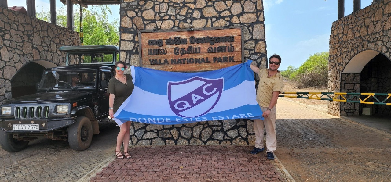 Los hinchas de QUilmes muestran la bandera del Cervecero