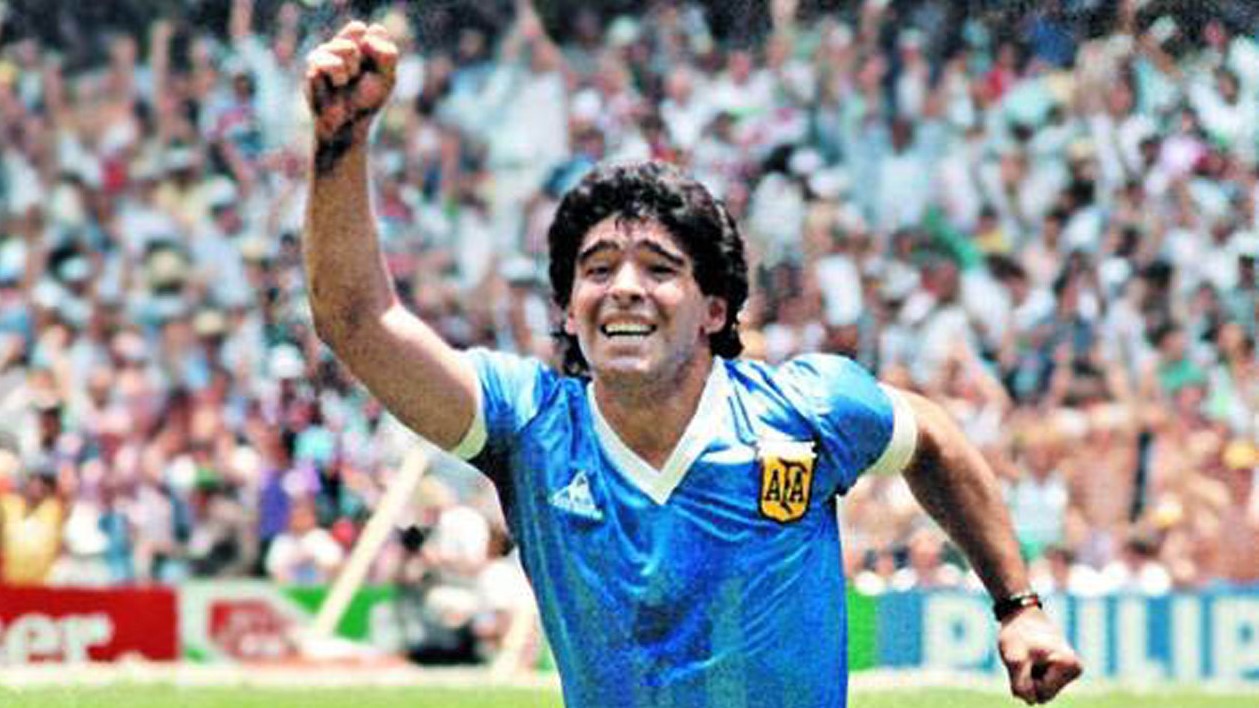 Sigue la polémica por la camiseta de Maradona