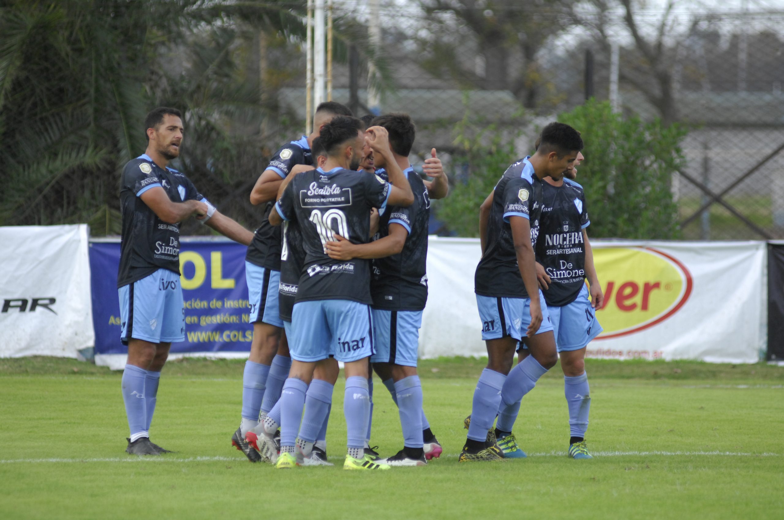 Festejo de los jugadores de Argentino de Quilmes