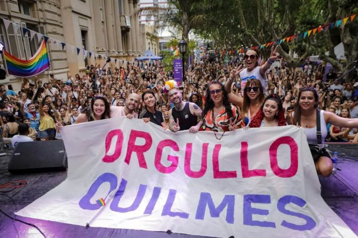 Cientos de vecinos participaron de la manifestación con la que la comunidad LGTBIQ+ busca a dar visibilidad a sus reclamos. También se realizó una feria en la plaza San Martín y espectáculos musicales con reconodidos artistas