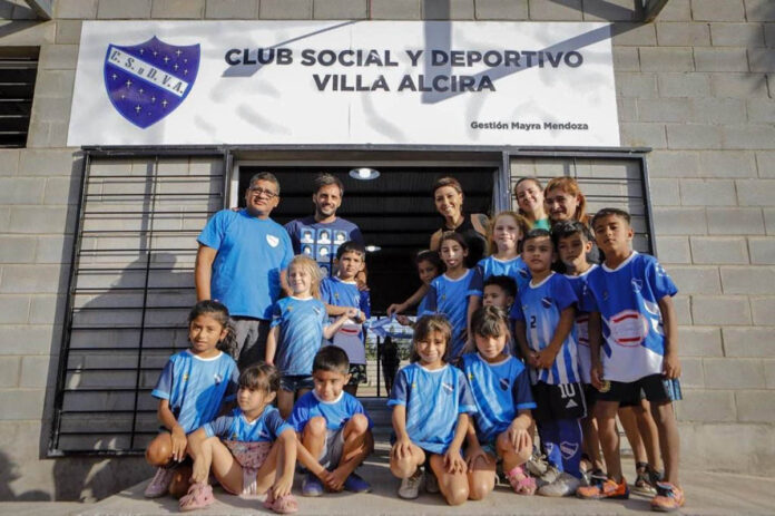Mayra inauguró el SUM del Club Villa Alcira