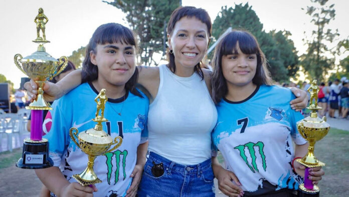 Mayra entregó trofeos a equipos de fútbol femenino