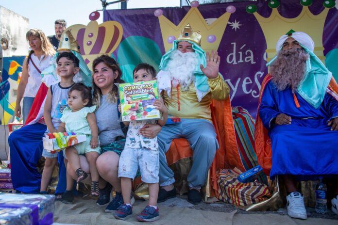 Los Reyes Magos entregaron regalos en barrios quilmeños