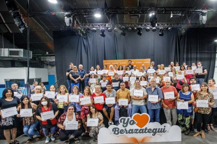 Berazategui: 194 auxiliares docentes pasaron a planta permanente