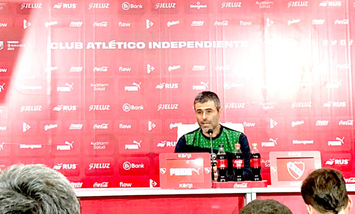 Vaccari en conferencia de prensa
