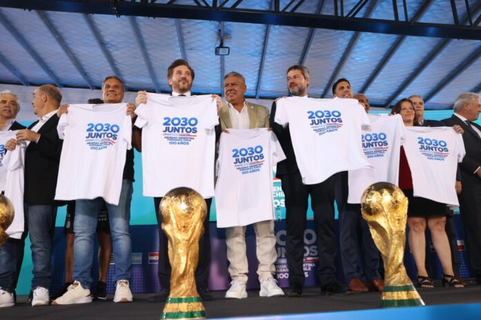Las autoridades posaron con la camiseta de la sede del Mundial