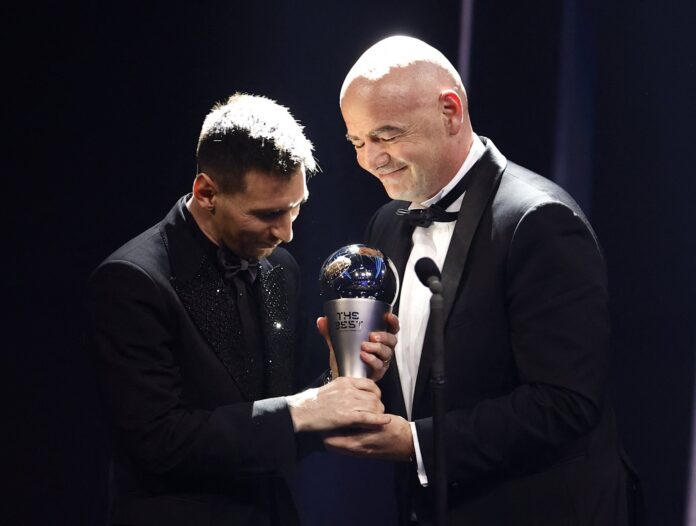 Messi recibe el premio en manos de Infantino