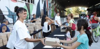 Entregaron kits "De Punta en Blanco" en Avellaneda