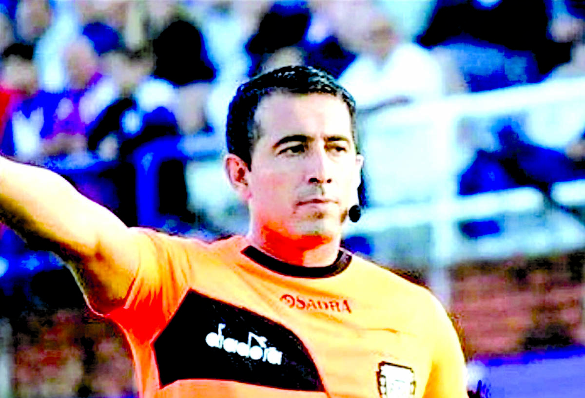 El árbitro Luis Lobo Medina