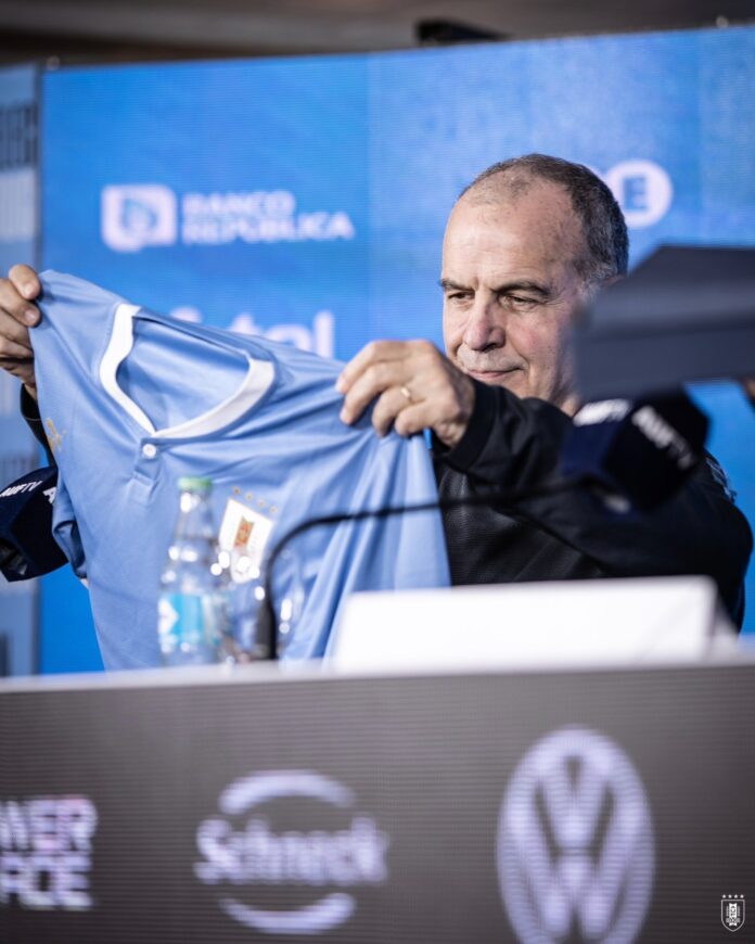 Bielsa muestra la camiseta uruguaya
