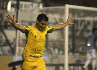 Javier Yacuzzi festeja un gol