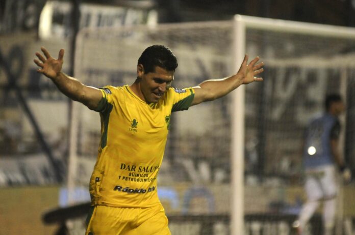 Javier Yacuzzi festeja un gol