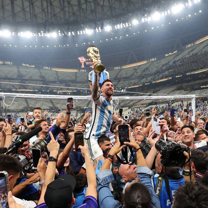 Messi con la Copa del mundo