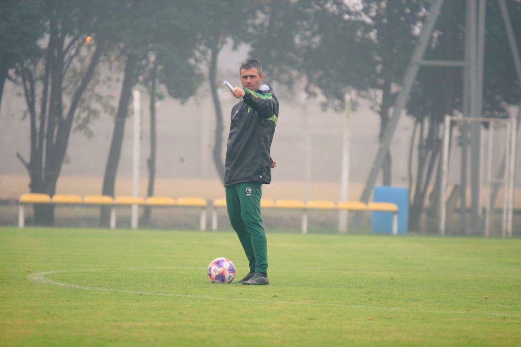 El técnico de Defensa da indicaciones