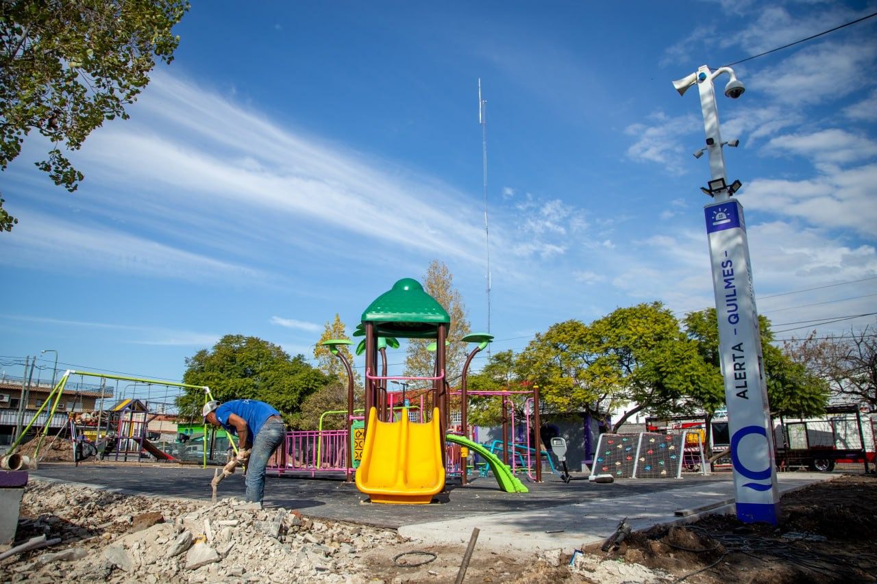 Avanza la puesta en valor de la Plaza Yapeyú en Solano -