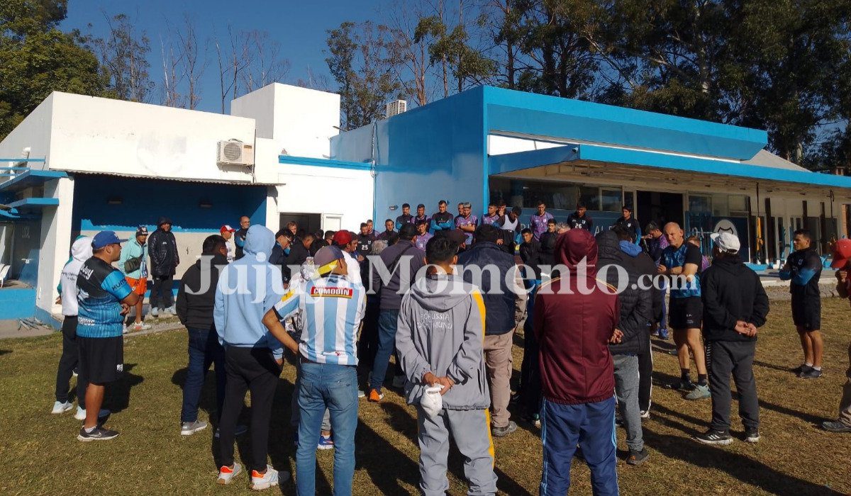 Barras conversan con los futbolistas