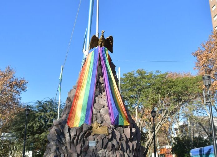 Colocaron la insignia LGTBIQ + en el Monumento a la Bandera de Varela