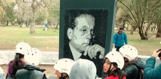 Mosaico en homenaje a Favaloro en La Plata