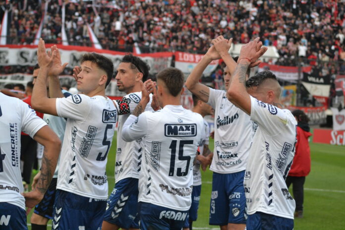 Los jugadores de Quilmes saludan tras el partido ante Chaca