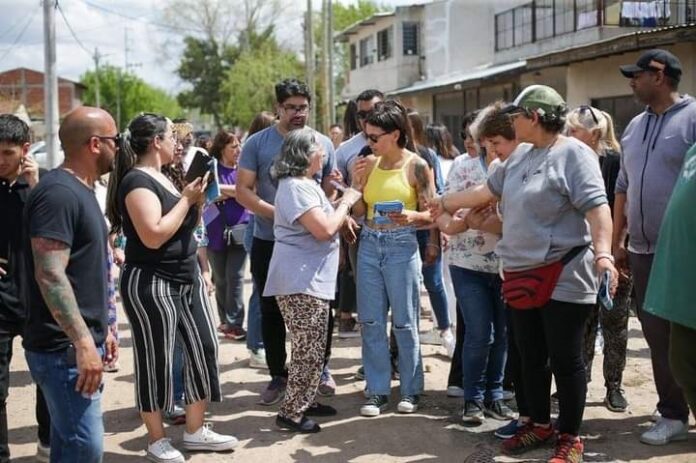 Mayra recorrrió los barrios Hernández, El Refugio y Cooperativa de Ezpeleta