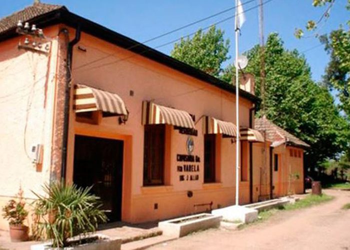 Una joven de 19 años fue asesinada a puñaladas este jueves y su madre resultó herida en la localidad bonaerense de Ingeniero Allan, partido de Florencio Varela. Por el femicidio buscan al padrastro de la chica fallecida y pareja de la mujer herida, según informaron fuentes policiales. El hecho ocurrió esta madrugada, alrededor de las 5, en una vivienda de un barrio humilde y de calles de tierra en dicha localidad del sur del conurbano, donde se encontraban las víctimas, identificadas como Yanet Saavedra (19) y su madre Edith Nancy Roldán (36). Según las fuentes, un llamado al 911 alertó a la Policía sobre un conflicto familiar en el lugar, por lo que los efectivos de la comisaría 6ta. de Florencio Varela se trasladaron hasta la casa en la que hallaron a Yanet muerta de varias puñadas en la zona del cuello y a Edith herida en el abdomen y el rostro. Ante esta situación, Roldán fue trasladada hasta un centro de salud local donde la intervinieron quirúrgicamente y quedó internada con un cuadro estable. Según las fuentes, hacia esta tarde el hombre era intensamente buscado por personal policial casa por casa en el barrio donde se produjo el ataque y sus alrededores. De hecho, una vecina contó esta tarde a la prensa que ella lo vio escapar a la carrera de la escena del crimen. Por su parte, Patricia, la madre de Edith y abuela de Yanet, dijo esta tarde a Córnica TV que su hijo fue quien le avisó sobre lo ocurrido cerca de las 6. "Me la mató el hijo de mil p... del padrastro, un chabón drogadicto, borracho, haragán, de todo; él nunca la quiso a la piba", señaló la muer, consternada. "Se fue (por el padrastro) antes que venga el patrullero, él se llevó los documentos de los hijos", continuó la mujer y agregó que el sospechoso tiene once hijos, aunque siempre fue un padre "ausente". A su vez, Patricia defendió a su hija y a su nieta, y aclaró que ninguna de las dos "drogaba, tomaba o eran de andar de noche". Según la mujer, el sospechoso "la tenía aislada" a su hija, incluso, cuando los familiares la iban a visitar él estaba "arriba" de ella. varela-hijastra-madre