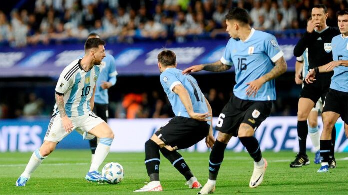 Argentina pagó caro dos equivocaciones y Uruguay lo ganó en un gran partido