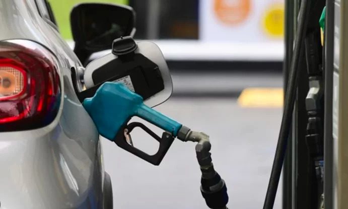 Polémica por el Naftazo Denuncian Suba Encubierta de Combustibles bajo Disfraz de Impuestos