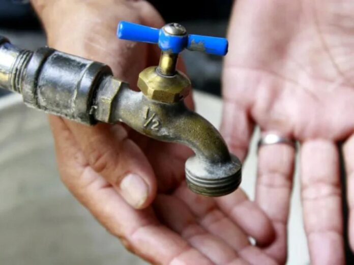 Vecinos de Berazategui Sufren Crisis Hídrica Sin Agua Durante Más de 10 Días