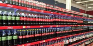 Por primera vez en su historia, la crisis los obliga a rematar producto La Coca Cola se pudre en las góndolas