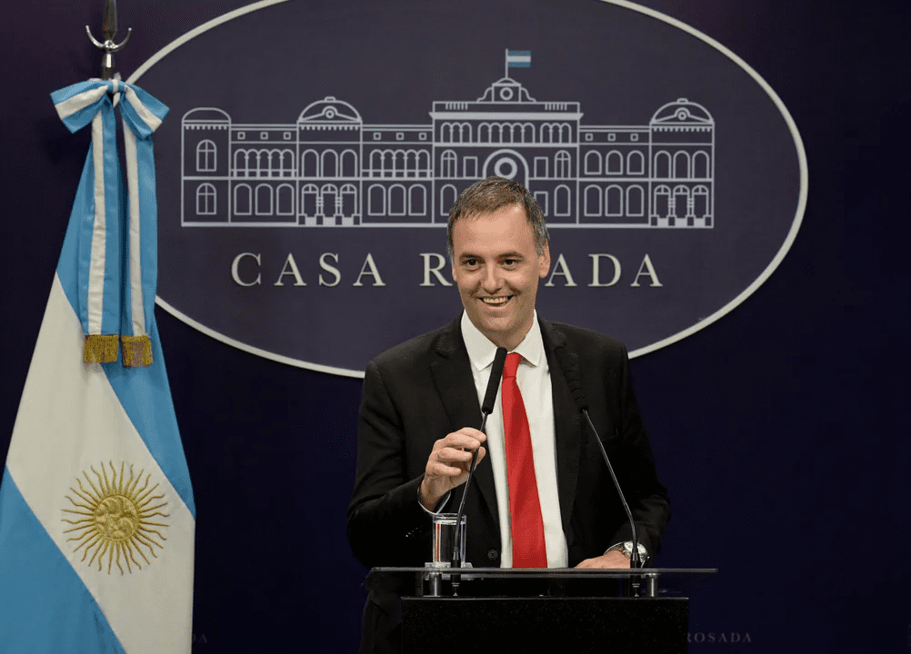 adorni lado de la democracia