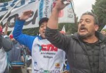 Protestas en Bariloche contra la Presencia de Javier Milei a Pesad del Fuerte Operativo de Seguridad