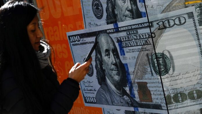 La suba repentina de los dólares financieros y del dólar blue expone la fragilidad del esquema económico de Milei