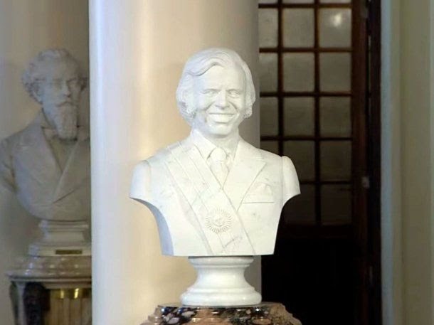 Milei inaugura un busto de Menem en Casa Rosada - Diario EL SOL