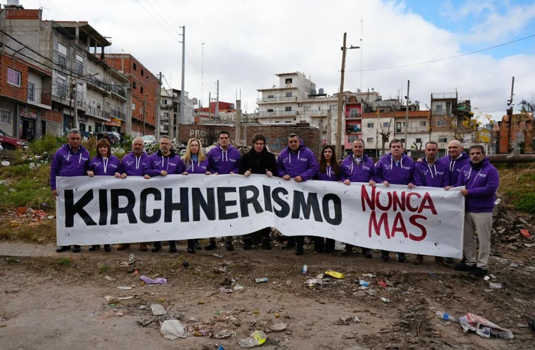 La oposición manifestó su rechazo frente a Milei y el slogan "Kirchnerismo Nunca Más"