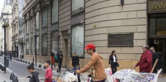 La UCA advierte que la baja de la pobreza está "sobrerrepresentada" y cuestiona la medición del Indec