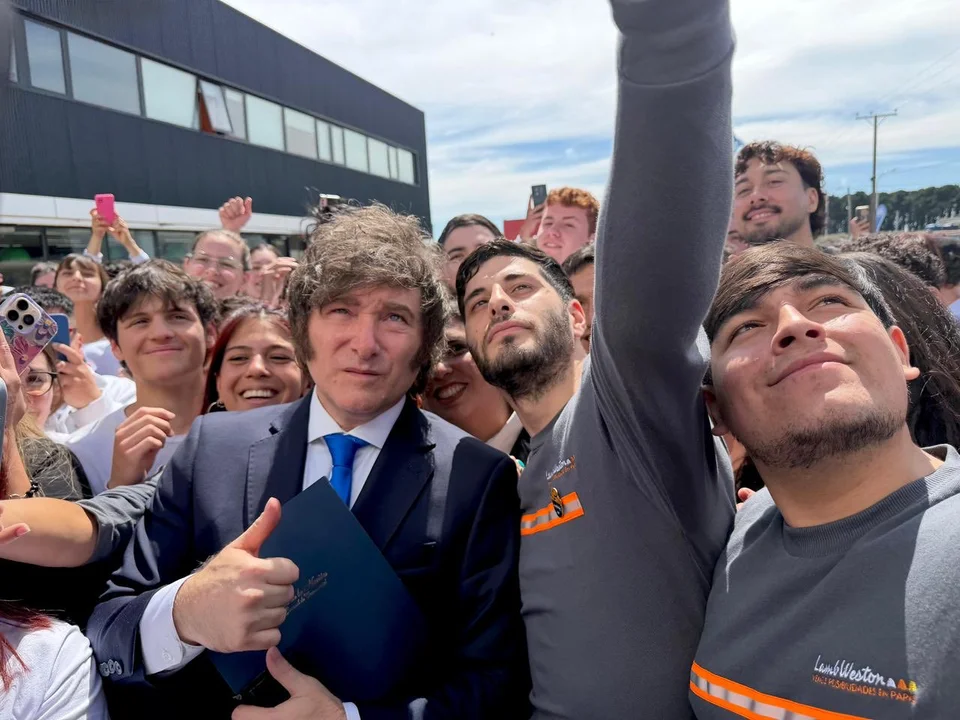 Milei cruzó a un vecino que lo insultó en Mar del Plata: “Te bajo más la inflación así puteás un poco más”