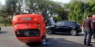 Una mujer resultó herida por el choque y vuelco de su auto frente al Jardín Japonés
