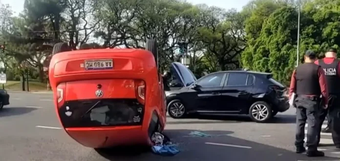 Una mujer resultó herida por el choque y vuelco de su auto frente al Jardín Japonés