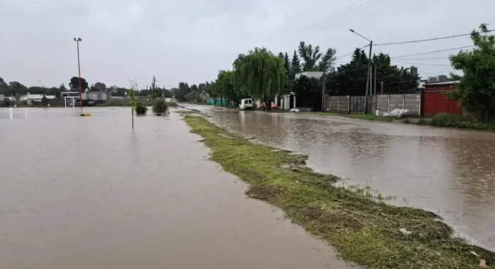 Temporal en Bahía Blanca: anegamiento de calles e inconvenientes tras más de 40 milímetros de agua caída Temporal en Bahía Blanca: anegamiento de calles e inconvenientes tras más de 40 milímetros de agua caída