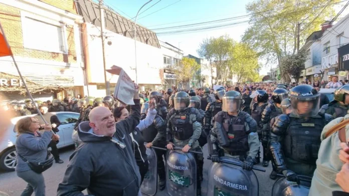 Milei recorrió Mar del Plata para reforzar la campaña: marchas a favor y en contra de la caminata libertaria Milei recorrió Mar del Plata para reforzar la campaña: marchas a favor y en contra de la caminata libertaria