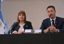 Buenos Aires, 22 de noviembre (NA). — Tras anunciar los nombramientos de Alejandra Monteoliva en el Ministerio de Seguridad y del teniente general Carlos Alberto Presti en el Ministerio de Defensa, la Oficina del Presidente, Javier G. Milei, emitió un mensaje de despedida a los ministros salientes, Patricia Bullrich y Luis Petri, quienes dejarán sus cargos el próximo 10 de diciembre. Según supo la Agencia Noticias Argentinas, el agradecimiento del Presidente se centró en la labor realizada por ambos funcionarios y en su futuro rol político, al considerar el cambio como una promoción estratégica dentro del espacio libertario. El comunicado oficial señaló que el mandatario “agradece sus servicios a la ministra Patricia Bullrich y al ministro Luis Petri” y destacó que ambos iniciarán una nueva etapa en el Poder Legislativo: “A partir del 10 de diciembre iniciarán una nueva etapa impulsando las ideas de la libertad desde el Senado y la Cámara de Diputados, respectivamente”. La nota presidencial remarcó que las designaciones de Monteoliva y Presti implican una “continuidad del rumbo” iniciado por Bullrich y Petri en 2023, y aseguró que la impronta de firmeza y profesionalismo en ambos ministerios se mantendrá “por el resto de esta gestión”.