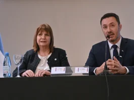 Buenos Aires, 22 de noviembre (NA). — Tras anunciar los nombramientos de Alejandra Monteoliva en el Ministerio de Seguridad y del teniente general Carlos Alberto Presti en el Ministerio de Defensa, la Oficina del Presidente, Javier G. Milei, emitió un mensaje de despedida a los ministros salientes, Patricia Bullrich y Luis Petri, quienes dejarán sus cargos el próximo 10 de diciembre. Según supo la Agencia Noticias Argentinas, el agradecimiento del Presidente se centró en la labor realizada por ambos funcionarios y en su futuro rol político, al considerar el cambio como una promoción estratégica dentro del espacio libertario. El comunicado oficial señaló que el mandatario “agradece sus servicios a la ministra Patricia Bullrich y al ministro Luis Petri” y destacó que ambos iniciarán una nueva etapa en el Poder Legislativo: “A partir del 10 de diciembre iniciarán una nueva etapa impulsando las ideas de la libertad desde el Senado y la Cámara de Diputados, respectivamente”. La nota presidencial remarcó que las designaciones de Monteoliva y Presti implican una “continuidad del rumbo” iniciado por Bullrich y Petri en 2023, y aseguró que la impronta de firmeza y profesionalismo en ambos ministerios se mantendrá “por el resto de esta gestión”.