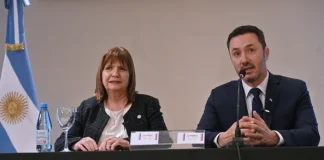 Buenos Aires, 22 de noviembre (NA). — Tras anunciar los nombramientos de Alejandra Monteoliva en el Ministerio de Seguridad y del teniente general Carlos Alberto Presti en el Ministerio de Defensa, la Oficina del Presidente, Javier G. Milei, emitió un mensaje de despedida a los ministros salientes, Patricia Bullrich y Luis Petri, quienes dejarán sus cargos el próximo 10 de diciembre. Según supo la Agencia Noticias Argentinas, el agradecimiento del Presidente se centró en la labor realizada por ambos funcionarios y en su futuro rol político, al considerar el cambio como una promoción estratégica dentro del espacio libertario. El comunicado oficial señaló que el mandatario “agradece sus servicios a la ministra Patricia Bullrich y al ministro Luis Petri” y destacó que ambos iniciarán una nueva etapa en el Poder Legislativo: “A partir del 10 de diciembre iniciarán una nueva etapa impulsando las ideas de la libertad desde el Senado y la Cámara de Diputados, respectivamente”. La nota presidencial remarcó que las designaciones de Monteoliva y Presti implican una “continuidad del rumbo” iniciado por Bullrich y Petri en 2023, y aseguró que la impronta de firmeza y profesionalismo en ambos ministerios se mantendrá “por el resto de esta gestión”.