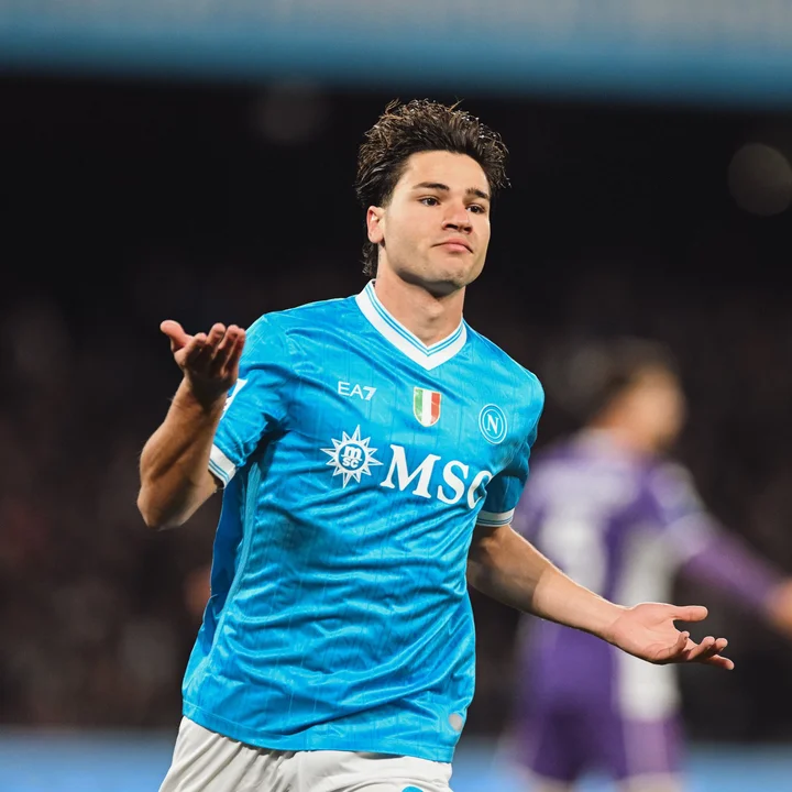 Napoli le ganó a Fiorentina y mantiene viva la ilusión en la Serie A de Italia