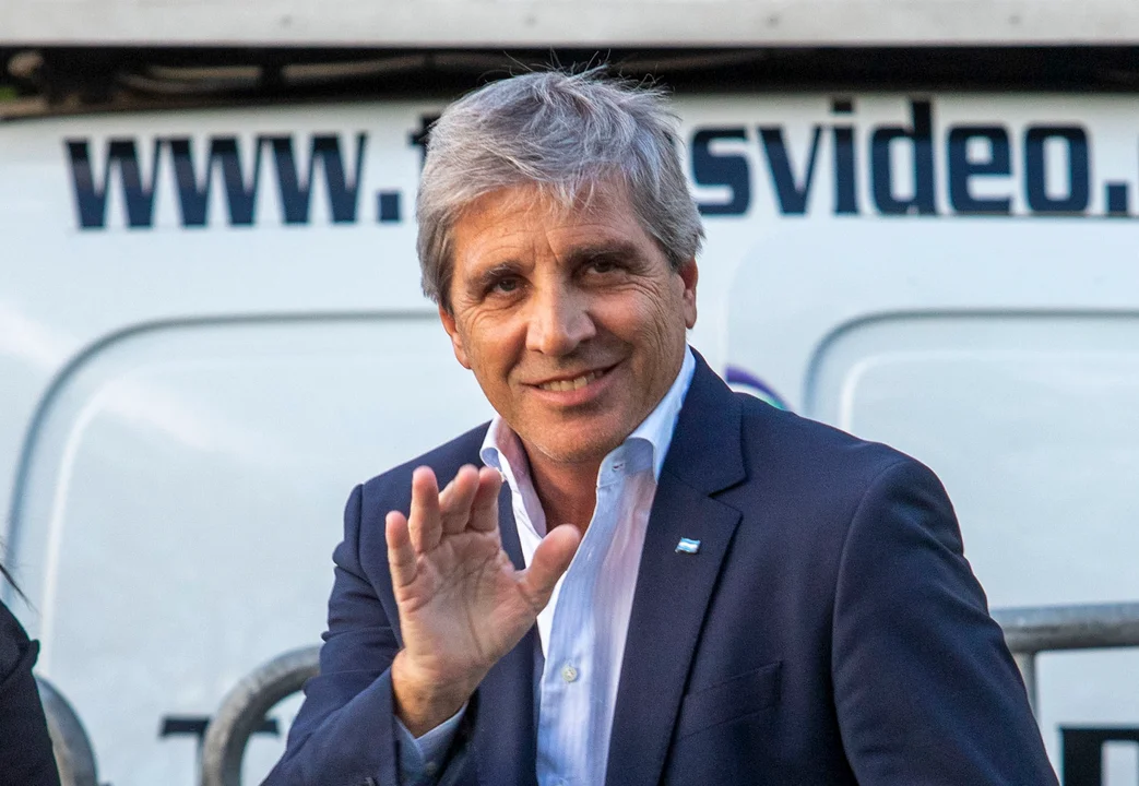 Luis Caputo se metió en la polémica de Milei con Techint por una licitación en Vaca Muerta