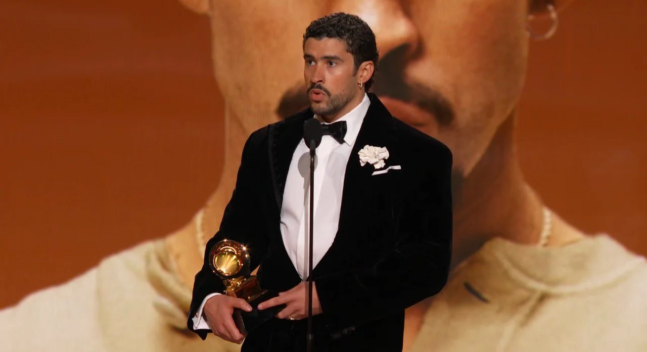 “Fuera ICE”: Bad Bunny alzó la voz en los Grammy contra las políticas migratorias de Trump