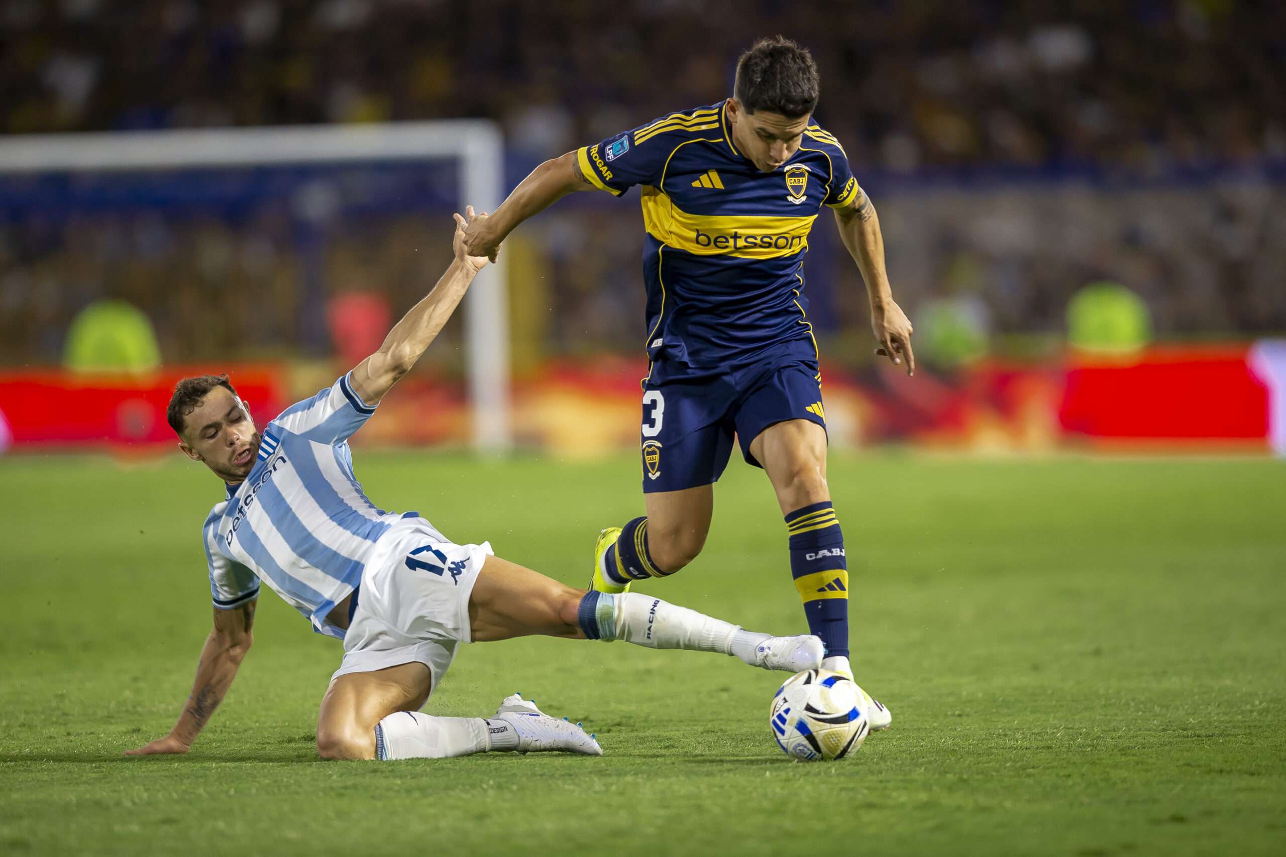 Boca no encontró el rumbo y empató sin goles con Racing en una Bombonera impaciente. Foto: LuisMatin